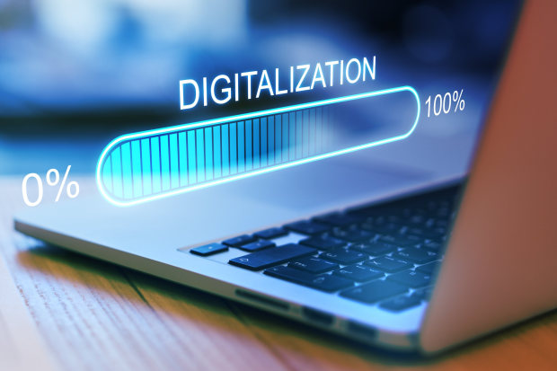 Wort "Digitalization" und Ladebalken vor Hintergrund mit Laptop-Tastatur, Foto: Daniil Peshkov / 123rf
