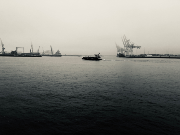 Hamburger Hafen mit Fähre