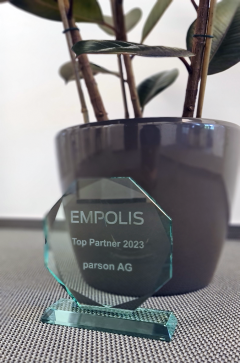 Empolis Partner Award 2023: Foto Plakette und Gummibaum