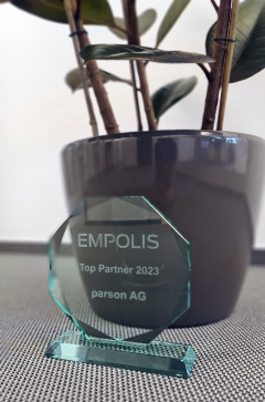Empolis Partner Award 2023: Plakette und Gummibaum
